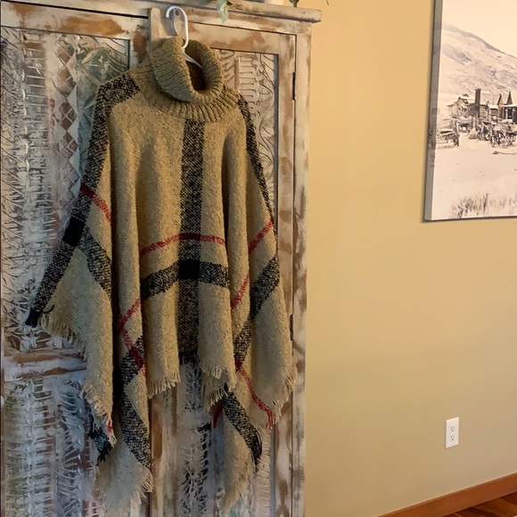 WD.NY Fringe Poncho - Picture 11 of 12